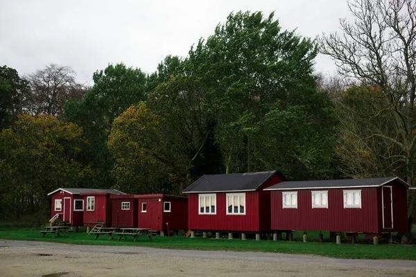 Fila de pequeñas casas de madera danesas de pesca roja en la costa del mar Báltico. CASA DE DANISH DE VERANO. Frederiksvaerk. Países Bajos — Foto de Stock