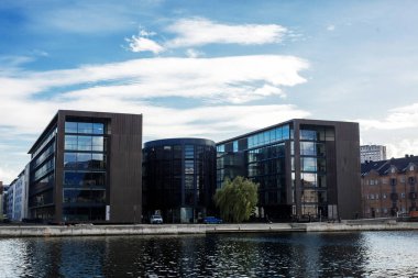 Kopenhag, Danimarka 'daki iş merkezi. Nehir kenarındaki modern binalar..