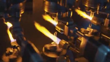 Eczacılık ürünlerini kapatın. İlaç camlarını ve ampulleri ısıtan makine aleti. İlaç imalat hattında tıbbi şişeler. Tıbbi ampuller fabrikada otomatikleştirilmiş üretim hattında..