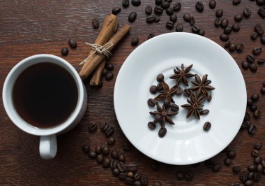 kahve duvar kağıdı. Kahve çekirdekleri ile odun adam, baharatlar