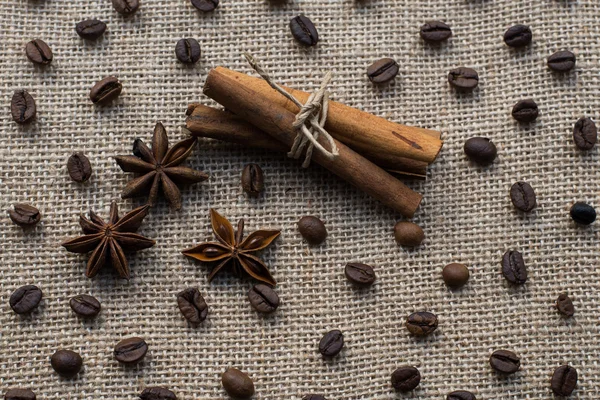 kahve duvar kağıdı. Kahve çekirdekleri ile baharat, çuval bezi