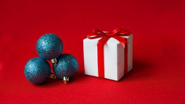 Beyaz hediye kutusu Xmas topu ve kırmızı kurdele yayla
