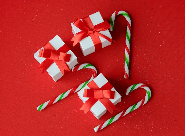 Coffret cadeau blanc avec noeud ruban rouge et bonbons de Noël — Photo