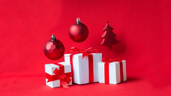 Bílá Dárková krabice s červenou stužkou luk a vánoční koule Stock Fotografie