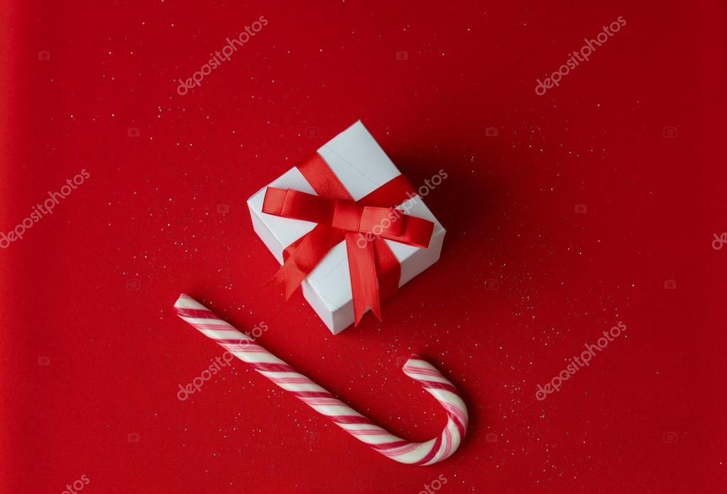 Coffret Blanc Avec Noeud De Ruban Rouge Et Bonbons De Noël