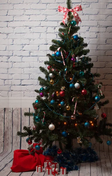 Árvore de Natal com saco vermelho e presentes — Fotografia de Stock