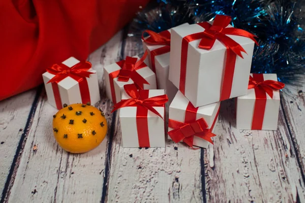 Árvore de Natal com saco vermelho e presentes — Fotografia de Stock