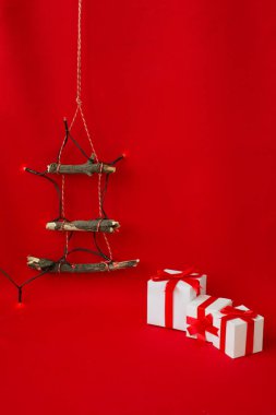 Kutuları ile kurdele kırmızı zemin üzerine beyaz hediye