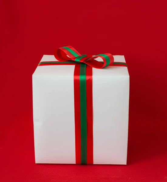 Kurdele kırmızı zemin üzerine beyaz hediye kutusu