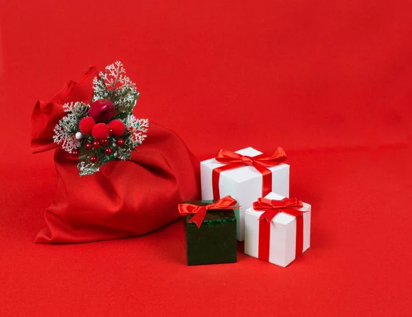 Santa Claus bolsa roja con caja de regalos — Foto de Stock