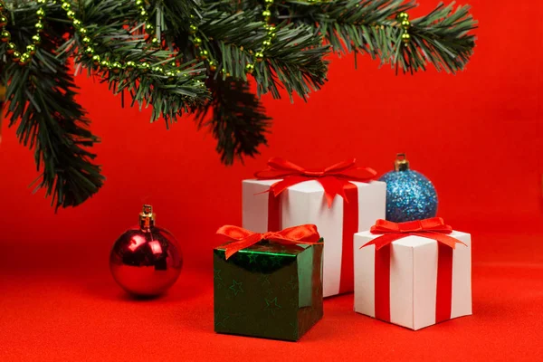 Kırmızı kurdele fiyonklu kırmızı zemin üzerine beyaz hediye kutusu