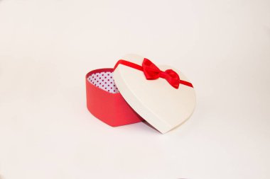Beyaz arka plan üzerinde izole kırmızı kurdele ile beyaz hediye kutusu