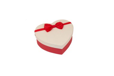 Beyaz arka plan üzerinde izole kırmızı kurdele ile beyaz hediye kutusu