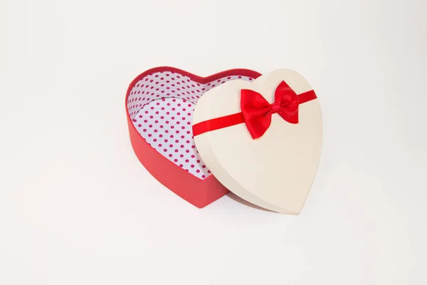 Beyaz arka plan üzerinde izole kırmızı kurdele ile beyaz hediye kutusu