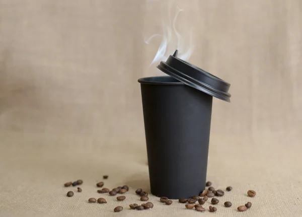 Çuval bezi arka plan üzerinde duman ile fincan kahve