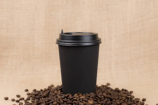 삼 베 바탕에 컵을가 서 커피 — 스톡 사진