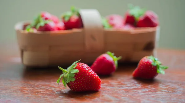 Korb mit Erdbeeren Nahaufnahme Foto — Stockfoto