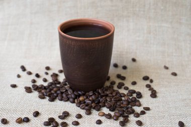 Çuval bezi üzerinde kil Kupası kahve