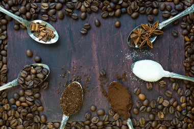 Kahve menü, kaşık ve farklı kahve örneği