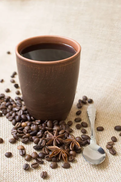 Çuval bezi üzerinde kil Kupası kahve