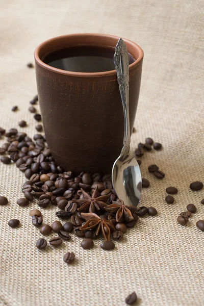 Çuval bezi üzerinde kil Kupası kahve