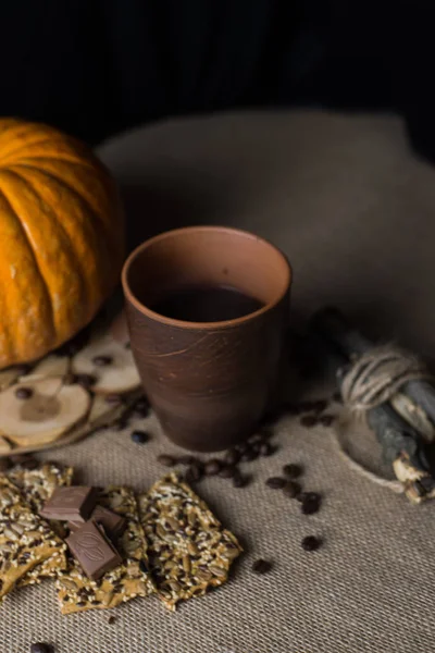 Halloween nápady, dýně v dřevěné krabici — Stock fotografie