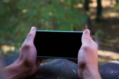 Boş siyah siyah cep telefonu tutan el mockup görüntü