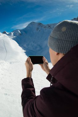 Boş siyah siyah cep telefonu tutan el mockup görüntü