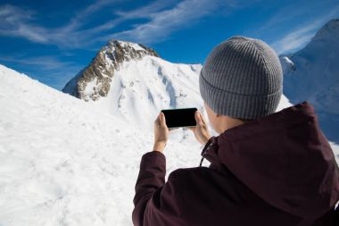 Boş siyah siyah cep telefonu tutan el mockup görüntü