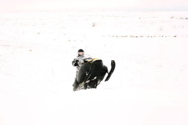 Kar adamı. Kış tatilleri niteliğine rekreasyon kavramı. Kış sporları.