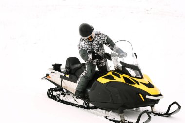 Kar adamı. Kış tatilleri niteliğine rekreasyon kavramı. Kış sporları.