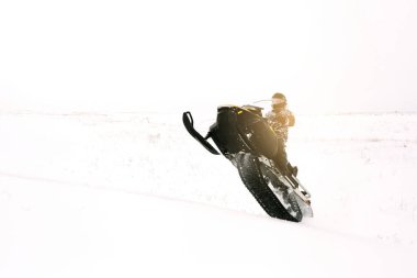 Kar adamı. Kış tatilleri niteliğine rekreasyon kavramı. Kış sporları.