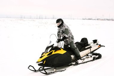 Kar adamı. Kış tatilleri niteliğine rekreasyon kavramı. Kış sporları.