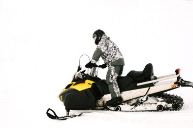 Kar adamı. Kış tatilleri niteliğine rekreasyon kavramı. Kış sporları.