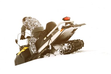 Kar adamı. Kış tatilleri niteliğine rekreasyon kavramı. Kış sporları.