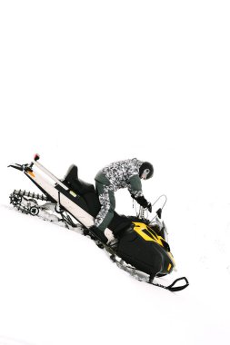 Kar adamı. Kış tatilleri niteliğine rekreasyon kavramı. Kış sporları.