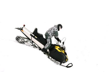 Kar adamı. Kış tatilleri niteliğine rekreasyon kavramı. Kış sporları.