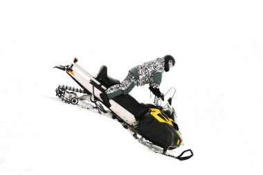 Kar adamı. Kış tatilleri niteliğine rekreasyon kavramı. Kış sporları.