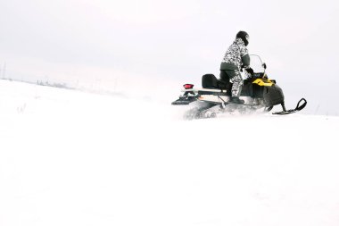 Kar adamı. Kış tatilleri niteliğine rekreasyon kavramı. Kış sporları.