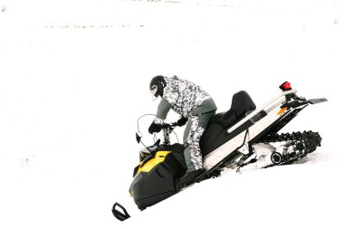 Kar adamı. Kış tatilleri niteliğine rekreasyon kavramı. Kış sporları.