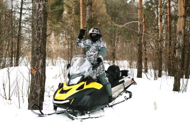 Kar adamı. Kış tatilleri niteliğine rekreasyon kavramı. Kış sporları.