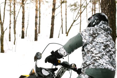 Kar adamı. Kış tatilleri niteliğine rekreasyon kavramı. Kış sporları.