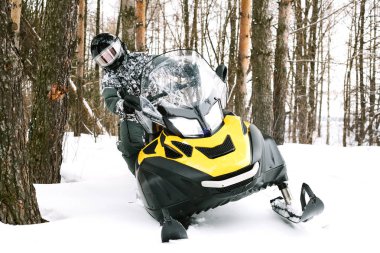 Kar adamı. Kış tatilleri niteliğine rekreasyon kavramı. Kış sporları.