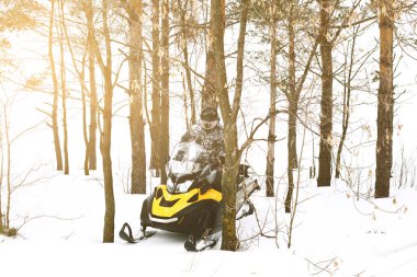 Kar adamı. Kış tatilleri niteliğine rekreasyon kavramı. Kış sporları.