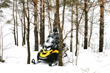 Kar adamı. Kış tatilleri niteliğine rekreasyon kavramı. Kış sporları.