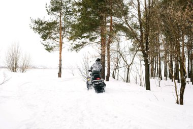 Kar adamı. Kış tatilleri niteliğine rekreasyon kavramı. Kış sporları.