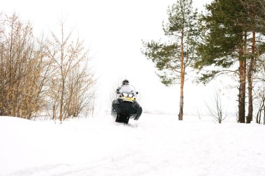 Kar adamı. Kış tatilleri niteliğine rekreasyon kavramı. Kış sporları.