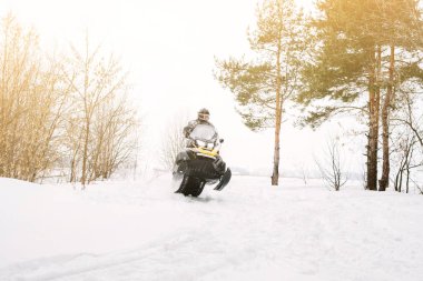 Kar adamı. Kış tatilleri niteliğine rekreasyon kavramı. Kış sporları.