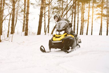 Kar adamı. Kış tatilleri niteliğine rekreasyon kavramı. Kış sporları.