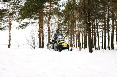 Kar adamı. Kış tatilleri niteliğine rekreasyon kavramı. Kış sporları.